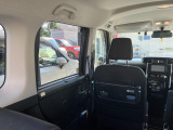 広々とした駐車場をご用意しておりますので、運転が苦手な方でもご安心ください。また、大型の屋根がございますので、雨に濡れることなくご移動できます。