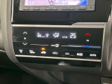 【オートエアコン】一度お好みの温度に設定すれば、車内の温度を検知し風量や温度を自動で調整。暑い…寒い…と何度もスイッチ操作をする必要はありません。快適な車内空間には必須の機能ですね♪