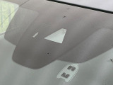 【i-ACTIVESENSE】走行中に前方の車両等を認識し、衝突しそうな時は警報とブレーキで衝突回避と被害軽減をアシスト。より安全にドライブをお楽しみいただけます。