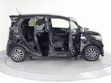 Honda独自のセンタータンクレイアウト、低床設計で床が低くドアも大きく開きますので、女性やお子様、ご年配の方にも一段と乗り降りがしやすくなっています。