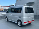 左斜め後ろからの特徴的なフォルム。ボックス型で車体全体を把握しやすく運転しやすそうですね♪