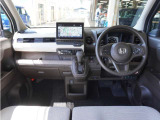 ◆視界広々で非常に運転しやすくロングドライブでも疲れを感じさせないすっきりとまとまったインパネ周りです。