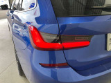 L字型リアコンビランプ:BMWの伝統的なデザインのひとつです。夜間でも誰が見てもBMWとわかる印象的なデザイン。