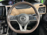 【純正革巻きステアリング】上質な革を使用することで、手にしっかり馴染みとても運転しやすいハンドルです♪