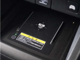 ◆ワイヤレス充電器◆ワイヤレス充電規格Qiに適合した機器を充電エリアに置くことで使用できます。