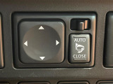 【電動格納ミラー】サイドミラーは電動格納式となっており、狭い駐車場でもキズがつくリスクを抑えられます。