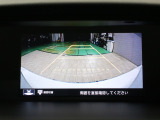 【バックカメラ】シフトを「R」の位置に入れると、自動的に画面がカメラ映像に切り替わり後方の視界をサポートする必須装備です!