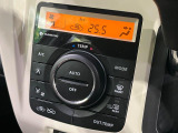 【オートエアコン】一度お好みの温度に設定すれば、車内の温度を検知し風量や温度を自動で調整。暑い…寒い…と何度もスイッチ操作をする必要はありません。快適な車内空間には必須の機能ですね♪