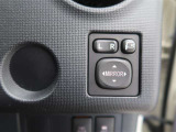 【電動格納ドアミラー】運転席からボタンでドアミラーの角度調整や格納が可能です。