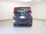 バックカメラが付いているので後方確認が非常にしやすいです。今や運転初心者も熟練者も必須装備!ついていて損はないですね♪