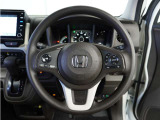 【Honda SENSING】 カメラ等装置で精度の高い検知能力を発揮、安全運転を支援します。ステアリング上のコントローラーに注目!