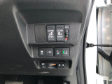 【両側電動スライドドア】リモコンや運転席のスイッチ操作のほか、ドアハンドルを少し引くだけでリアドアが自動開閉します♪