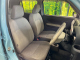 運転席まわりには十分なスペースがあり、大柄な方でもゆったり運転していただける環境です。