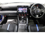 視界が広く運転しやすいインパネデザイン、ブルーステッチを採用した10th Anniversary専用の内装です