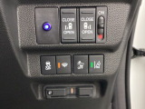 こちらの車両は両側電動スライドドアを装備(*^_^*)乗り降りの際や荷物を持っているときに大変重宝しますよ(*^_^*)