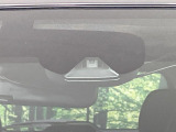 【エマージェンシーブレーキ】走行中に前方の車両等を認識し、衝突しそうな時は警報とブレーキで衝突回避と被害軽減をアシスト。より安全にドライブをお楽しみいただけます。