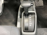 自然に手が届き操作性の良いシフトレバー!