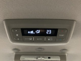 ルーフ中央にエアコン操作パネルがついていますので、2列目・3列目にお乗りの方も快適に過ごせます。