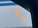 【リヤビークルディティクション】走行中、ドアミラーの死角になりやすい箇所に後続車が接近するとサイドミラー付近に警告を表示、ドライバーに注意喚起と、万一の際はハンドル操作をアシストをします。