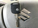 【キーレス】少し離れた場所からでもボタン一つでドアの開錠・施錠ができるのでとっても便利!ドアの鍵穴周りに傷をつけることもありません♪