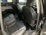 【リアシート】屋根までの高さがある車のため、大人の方でも圧迫感が少なく乗車出来ます。足元は広く取られているため、ゆったりとお乗り頂けます。