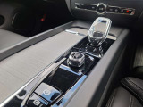 『エマージェンシーブレーキ機能』は緊急時に、時速3km以上で車両が動いている際に、パーキングブレーキのボタンを引き上げたまま保持すると『エマージェンシーブレーキ』が作動する事ができます。