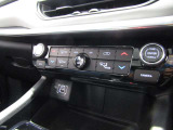 純正USBコネクターで充電・Carplayも対応!
