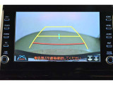バックガイドモニター(バックモニター)付き。車両後方の映像をナビ画面に表示し、駐車などの後退操作をサポートします。