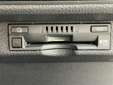 【ETC】有料道路を利用する際に料金所で停止することなく通過できる、ETC車載器(ノンストップ自動料金収受システム機器)が装備されています。セットアップを行うことで利用可能になります。