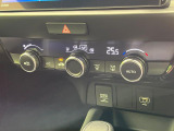 【オートエアコン】一度お好みの温度に設定すれば、車内の温度を検知し風量や温度を自動で調整。暑い…寒い…と何度もスイッチ操作をする必要はありません。快適な車内空間には必須の機能ですね♪