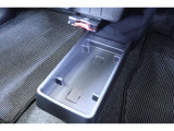 運転席と助手席の間にもセンターフロアトレイが有ります。