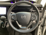 ハンドルにHondaセンシング系のクルーズコントロールやレーンキープアシストなどのスイッチと、オーディオの操作スイッチが装備されています。ハンドルから手を離さず安全に操作できます。