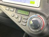 【オートエアコン】一度お好みの温度に設定すれば、車内の温度を検知し風量や温度を自動で調整。暑い…寒い…と何度もスイッチ操作をする必要はありません。快適な車内空間には必須の機能ですね♪