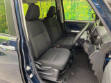 運転席まわりには十分なスペースがあり、大柄な方でもゆったり運転していただける環境です。