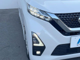 【LEDヘッドライト】悪天候や夜間走行時も良好な視界を確保し安心して運転できる高輝度LEDヘッドライトを装備!点灯速度が早く、消費電力も抑えられています。