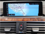 【iDrive】純正HDDナビ“iDrive”を装備しています。こちらの機能で、オーディオの設定や本体説明書、車両状態チェックなどを行えます。また、ナビのアップデートも承りますので、担当スタッフへお申し付け下さい。