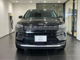 【フロントグリル】7スロットルグリルはJeep伝統の証です。SUVのみにこだわり続けている伝統あるJeep車へお乗り頂いてみてはいかがですか?