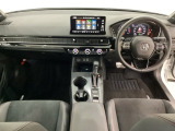 車内は光触媒抗菌消臭施工済です。スタイリッシュなデザインでスポーティなインパネ周りを演出します。グローブボックスやカップホルダーのほかにトレーなどたくさんの収納スペースが付いています。