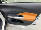 【運転席ドア】ボトルホルダーや収納ポケットが付いているので運転席周りもスッキリ保てます★