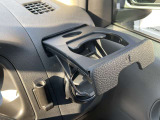格納式のドリンクホルダーと商用車ならではのペン立てが付いています。