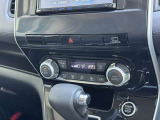 エアコンはオートエアコンです(^-^)温度調節も細かくできるので車内を快適な温度にできますよ(*^^*)人気の装備です☆