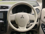 インテリアに合わせたデザインのステアリングは、運転される方のことも考え、運転しやすい形状、大きさです。是非一度、実際に触ってお確かめください。