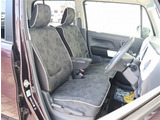 『1台』のお車に対して、3名体制で日々議論を重ね仕入れを行っております。