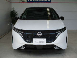 日産らしさを引き立てる大きなVモーショングリル。バンパーはエアロ形状で左右のダクトは空力を考え設計されています。