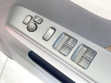 【電動格納ミラー】サイドミラーは電動格納式となっており、狭い駐車場でもキズがつくリスクを抑えられます。