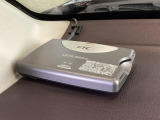 ETC(Aftermarket品)がついています。高速道路の料金所の通過も楽々です。 カードの取り出しもしやすい場所についています。