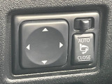 【電動格納ミラー】サイドミラーは電動格納式となっており、狭い駐車場でもキズがつくリスクを抑えられます。