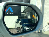 【ブラインドスポットモニター】走行中、ドアミラーの死角になりやすい箇所に後続車が接近するとサイドミラーのレンズに警告を表示!ドライバーに注意喚起をしてくれます。