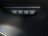 【ポジションメモリー(パワーシート)】それぞれのスイッチを押すと、あらかじめ設定したドライビングポジションに自動で調整してくれます。シートポジションがしっかり決まると、毎日の運転が楽になりますね!