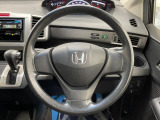 インテリアに合わせたデザインのステアリングは、運転される方のことも考え、運転しやすい形状、大きさです。是非一度、実際に触ってお確かめください。